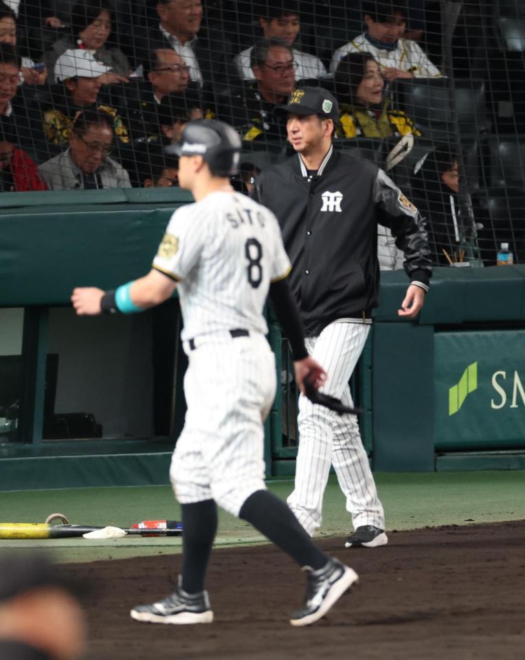 　６回、チャンスも得点できず厳しい表情の藤川監督（撮影・金田祐二）