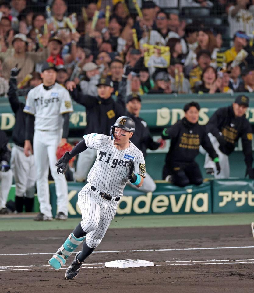 　１回、ライトオーバーの先制打を放ち二塁へ駆ける佐藤輝（撮影・立川洋一郎）