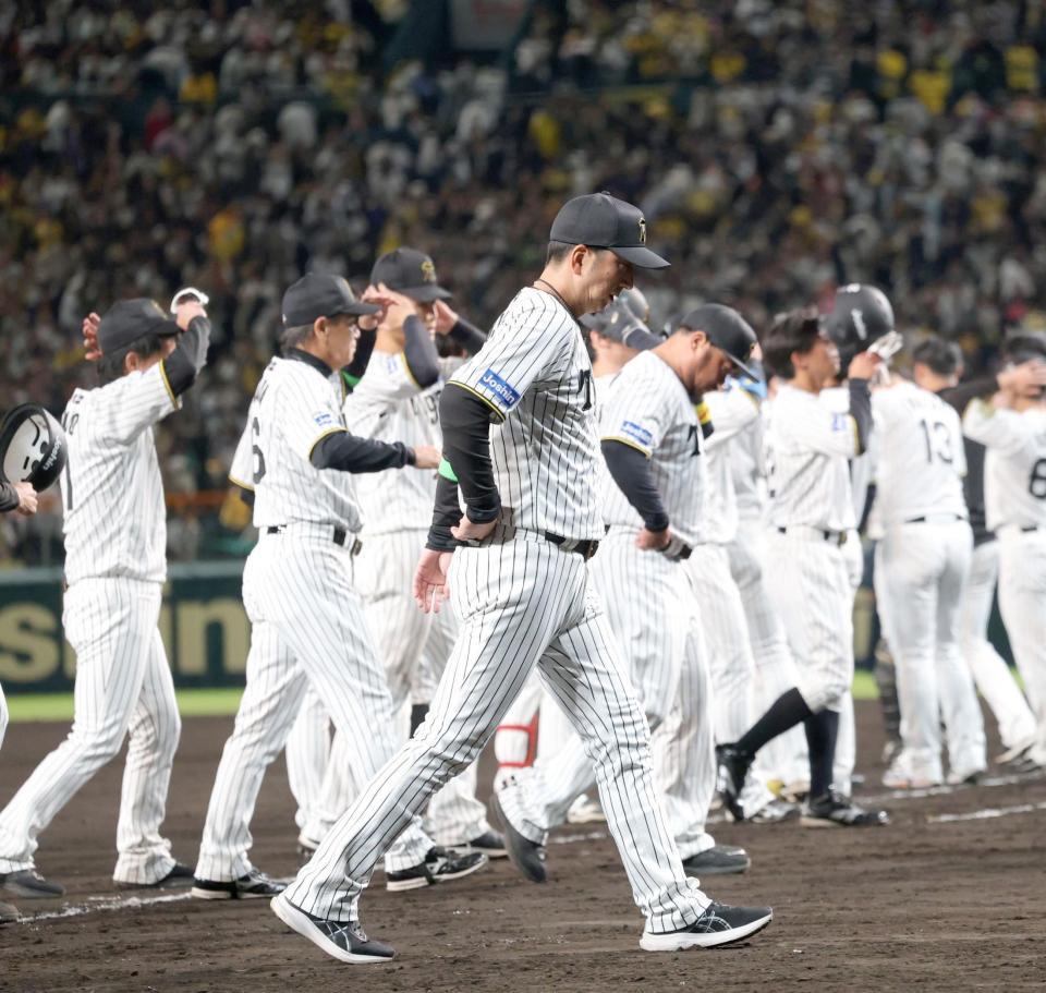 　スタンドへの一礼の後、ベンチへ引き揚げる藤川監督（中央）＝撮影・西岡正