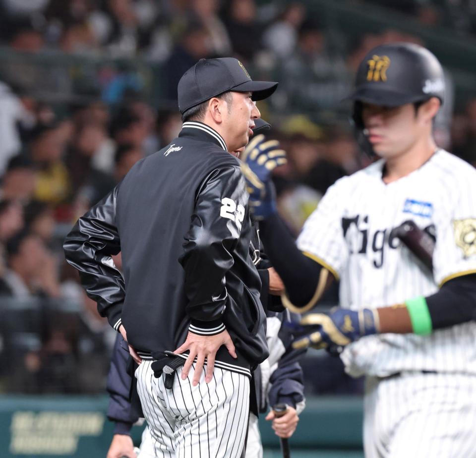　７回、中野（右）が空振り三振に倒れてベンチに戻る中、選手交代を告げる藤川監督（撮影・北村雅宏）