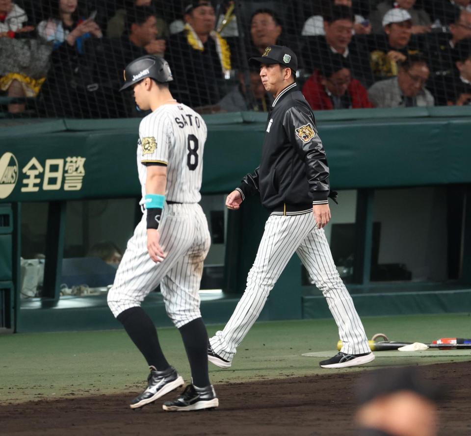 　６回、チャンスも得点できず厳しい表情の藤川監督（撮影・金田祐二）