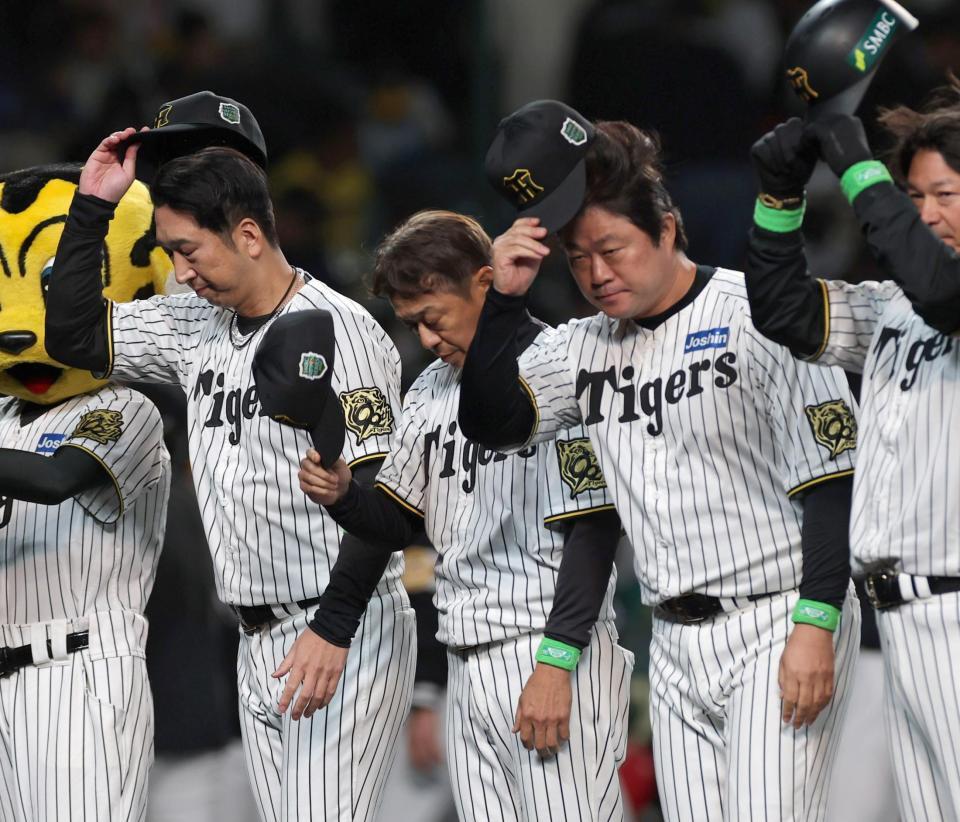 　スタンドのファンに帽子をとる藤川監督（左）＝撮影・北村雅宏