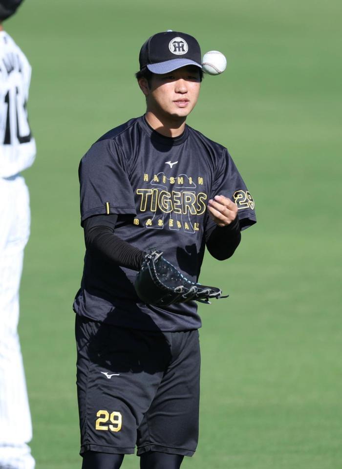 　調整する高橋（撮影・金田祐二）