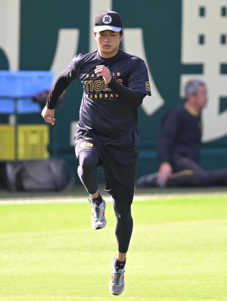 　登板へ向け調製する高橋（撮影・飯室逸平）