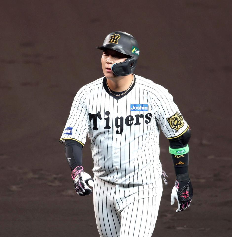 　６回、中飛に倒れる大山（撮影・山口登）