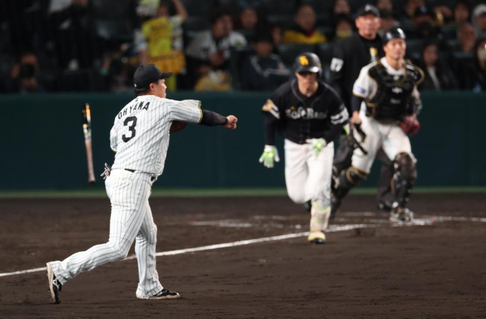 　５回、海野の一ゴロを素早く送球する大山（撮影・金田祐二）
