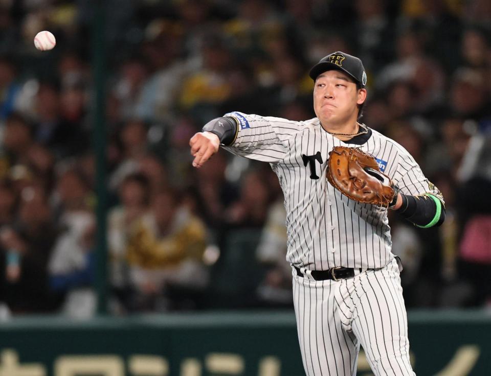 　５回、海野の打球を小幡に送球する（撮影・田中太一）