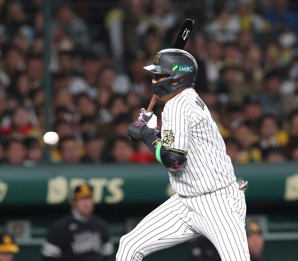 　８回、死球を受ける大山（撮影・北村雅宏）