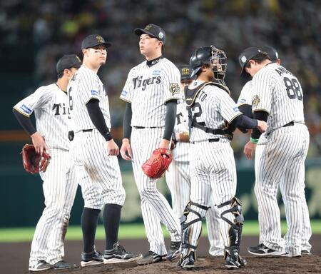 　６回、勝ち越しを許し、降板する才木（中央）＝撮影・西岡正