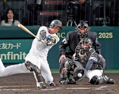 　７回、１死三塁で空振り三振に倒れる近本（撮影・立川洋一郎）