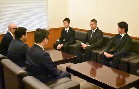 　阪神・畑山統括スカウト、東編成ディレクター、吉野スカウトからあいさつを受ける（奥左から）オイシックス・池田球団社長、能登、武田監督