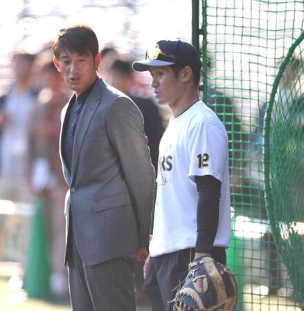 　練習中、能見篤史氏の話に耳を傾ける坂本（右）＝撮影・北村雅宏