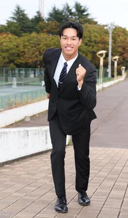 　ポーズを決めるドラフト３位指名の筑波大・岡城快生（撮影・佐々木彰尚）