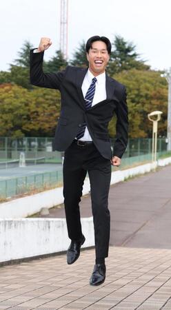 　指名あいさつ後、喜ぶ筑波大・岡城快生（撮影・佐々木彰尚）