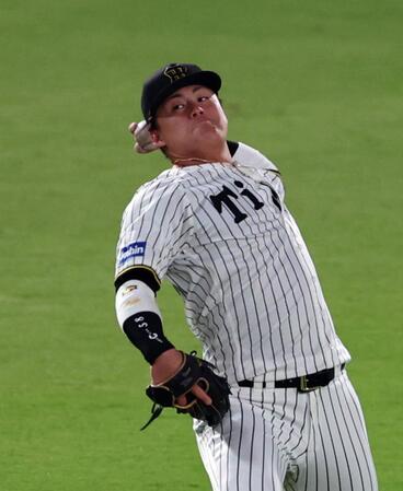 　試合前、ノックを受ける前川（撮影・山口登）