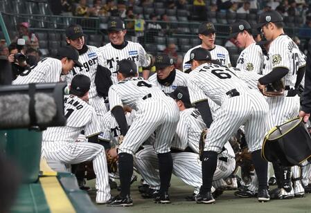 　試合前、円陣を組む阪神ナイン（撮影・北村雅宏）