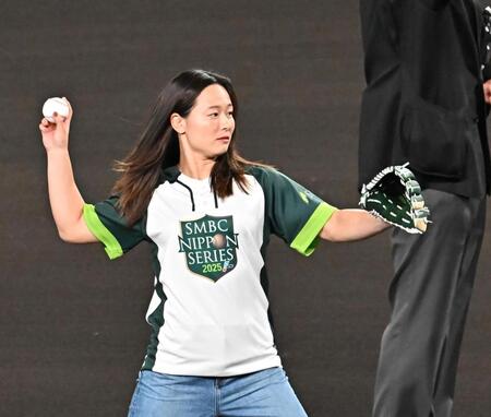 　始球式を務めるラグビー女子日本代表の長田いろは（撮影・西田忠信）