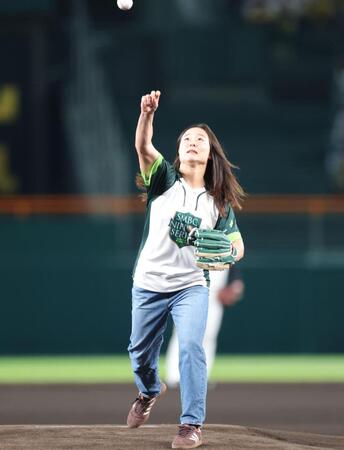 　始球式で投球するラグビー女子日本代表の長田いろは（撮影・西岡正）