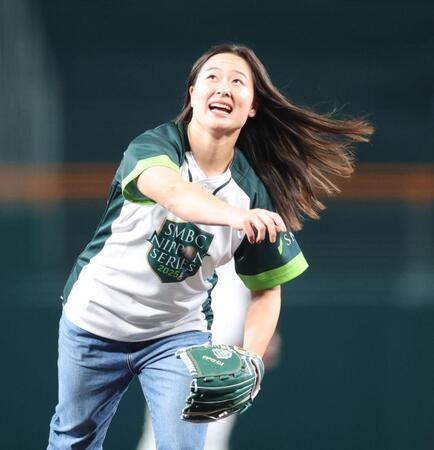 　始球式で投球するラグビー女子日本代表の長田いろは（撮影・西岡正）