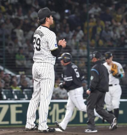 　２回、山川（奥）にソロを浴びた高橋（撮影・北村雅宏）