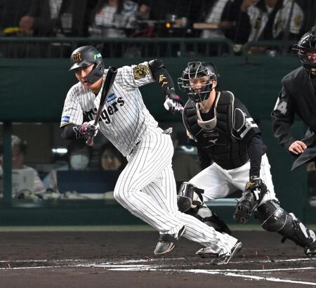 　２回、左前打を放つ大山（撮影・飯室逸平）