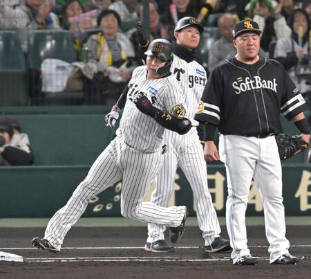 　２回、左前打を放ち一塁へ向かう大山（撮影・飯室逸平）