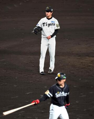 　５回、高橋は大津に四球を与える（撮影・山口登）