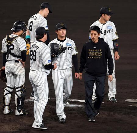 　５回、高橋は周東の打球が体に当たりベンチに戻る（撮影・山口登）