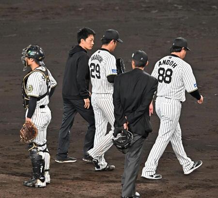 　５回途中、治療のためベンチ裏に下がり、そのまま降板となった高橋（中央）＝撮影・西田忠信