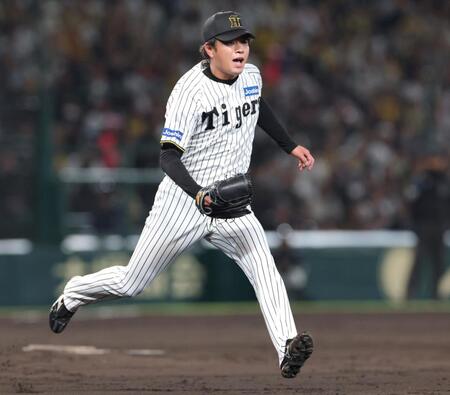 　５回、周東の打球を追いかける高橋（撮影・北村雅宏）