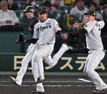 　５回、周東に内野安打を許す高橋（撮影・飯室逸平）