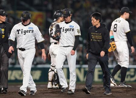 　５回、周東の打球を体に受けて負傷した高橋（中央）はマウンドを降りてベンチに向かう（撮影・北村雅宏）