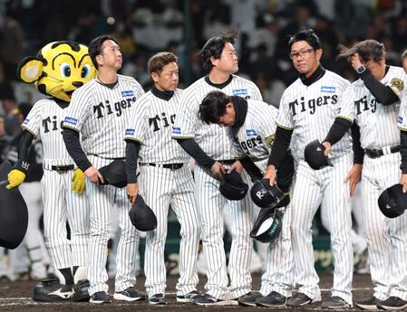 　ソフトバンクに連敗し、足早に引き揚げる藤川監督（撮影・北村雅宏）