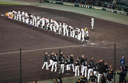 　ソフトバンクに敗れ、スタンドに一礼する阪神ナイン（撮影・西田忠信）