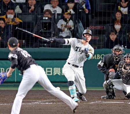 　８回、中前へ適時打を放つ佐藤輝（撮影・立川洋一郎）