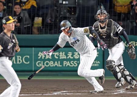 　２回、左前打を放つ大山（撮影・立川洋一郎）