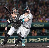 　１回、先制適時二塁打を放つ佐藤輝（撮影・金田祐二）