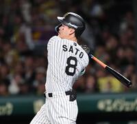 　１回、先制打を放つ佐藤輝（撮影・田中太一）