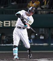 　１回、先制二塁打を放つ佐藤輝（撮影・飯室逸平）