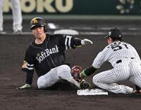 　５回、挟殺の間に二塁を狙うもアウトになるソフトバンク・海野（撮影・飯室逸平）