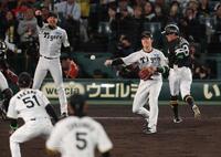 　５回、ソフトバンク・海野の一ゴロで二走・牧原大を挟殺し二塁へ送球する小幡（撮影・金田祐二）