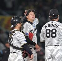 　６回、柳町に勝ち越しとなる適時三塁打を浴びた才木（中央）＝撮影・北村雅宏