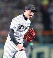 　３回、周東を三振に打ち取ってピンチをしのぎ吠える才木（撮影・西岡正）