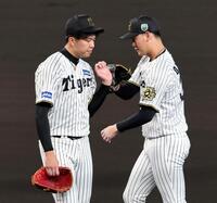 　６回途中、才木は及川と交代する（撮影・山口登）