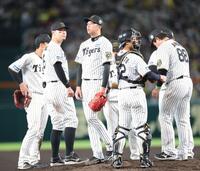 　６回、勝ち越しを許し、降板する才木（中央）＝撮影・西岡正