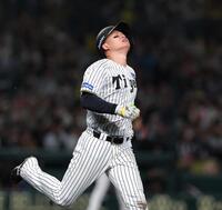 　９回、２死一、二塁の好機で森下は遊ゴロに倒れてゲームセット。天を仰ぐ（撮影・北村雅宏）