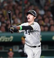 　７回、２死三塁で空振り三振に倒れる中野（撮影・北村雅宏）