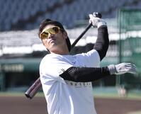 　ロングティーを打つ坂本（撮影・田中太一）