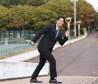 　走るポーズを決めるドラフト３位指名の筑波大・岡城快生（撮影・佐々木彰尚）