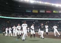 　ウオーミングアップする阪神ナイン（撮影・北村雅宏）